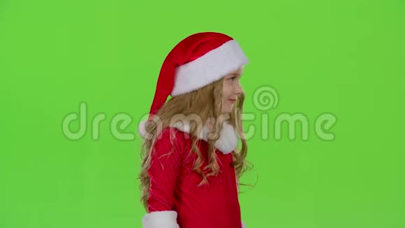 穿红色西装的孩子站在房间里眨眼绿色屏幕慢动作视频的预览图