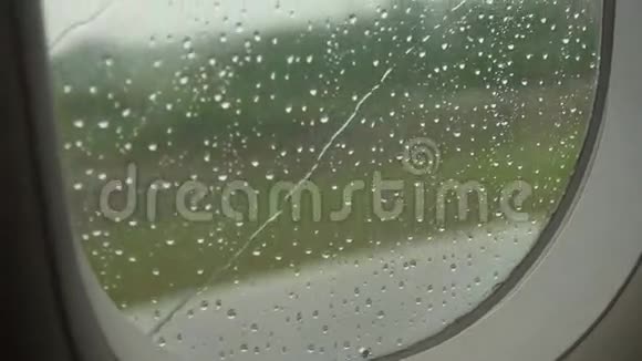 雨滴在飞机的窗户上视频的预览图