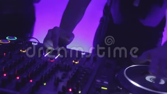 男dj在流行夜总会表演时在转盘上抓盘子视频的预览图