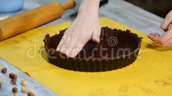 女性在厨房做巧克力馅饼视频的预览图