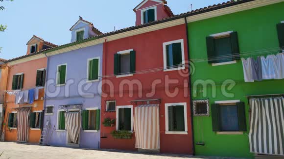 威尼斯泻湖布拉诺岛著名的五彩房子前往意大利视频的预览图