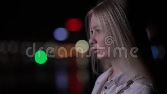 美丽的女人在夜城转脸看镜头视频的预览图