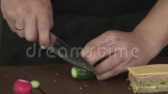 厨师切黄瓜和萝卜视频的预览图
