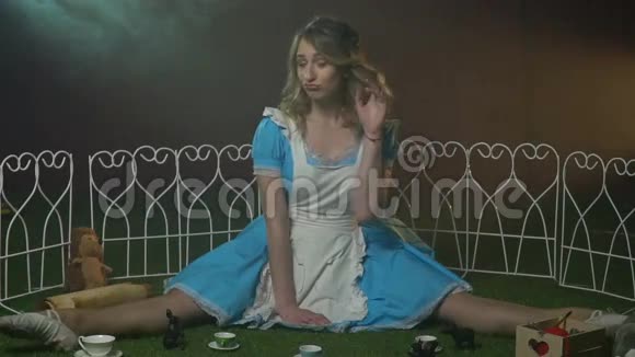 爱丽丝坐在草地上玩她的头发视频的预览图