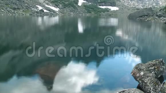在一个山湖里倒影视频的预览图