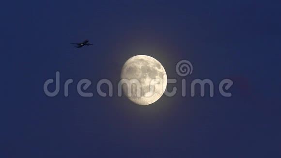 飞机在夜晚的月亮之上飞行视频的预览图
