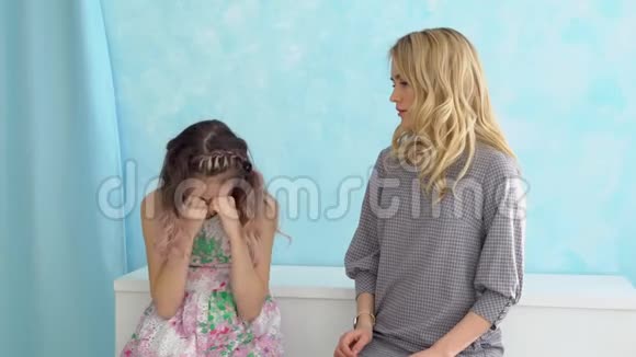 妈妈在家骂女儿女孩用双手捂住脸低下头视频的预览图