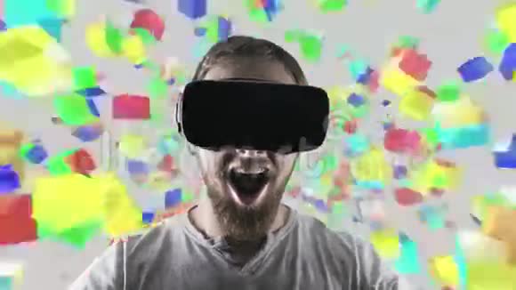 情绪微笑快乐的男人戴着虚拟现实护目镜VR耳机虚拟空间中的白色视频的预览图