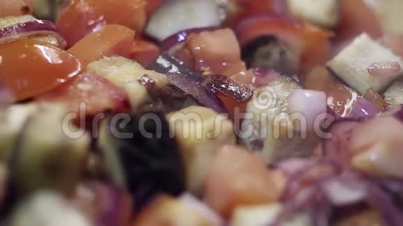 食物准备红西红柿紫葱和茄子蒸视频的预览图