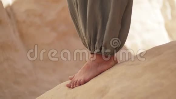 沙漠中的少女赤脚视频的预览图