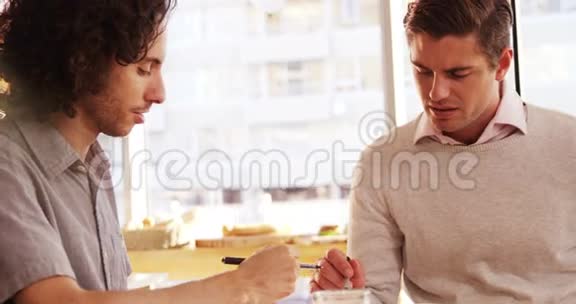 两个人在咖啡馆里握手视频的预览图