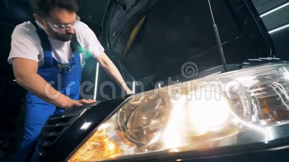 修理工修理汽车汽车服务理念视频的预览图