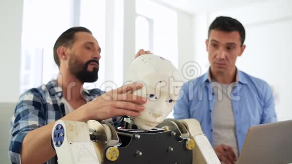 熟练的工程师从事机器人施工视频的预览图