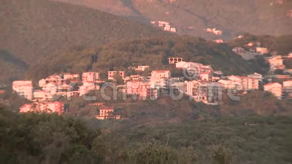 小镇上的岩石黑山海日落红云美丽的天空视频的预览图