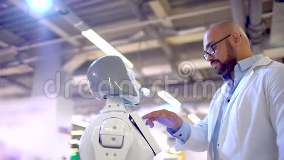 电子工程师和机器人高技术和机器人视频的预览图