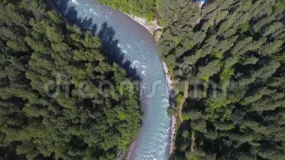 从鸟的视野射击飞越圣索菲亚山脊的河流和森林俄罗斯阿尔克希耶视频的预览图