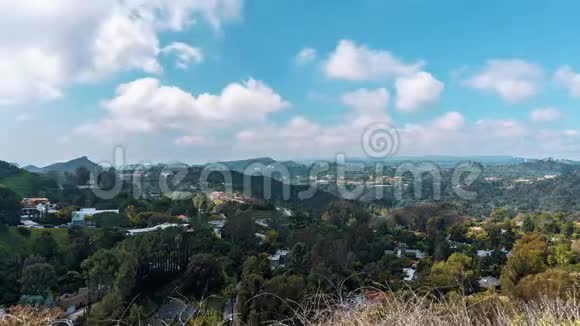 美丽的时间镜头电影拍摄4K从贝弗利山顶看风景美丽的云彩穿过山丘A视频的预览图