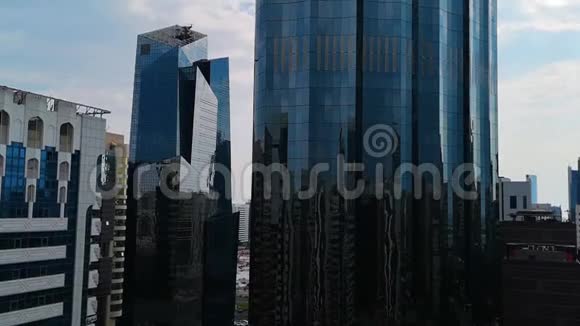 阿布扎比城市的摩天大楼多云蓝天上的现代塔楼景观视频的预览图