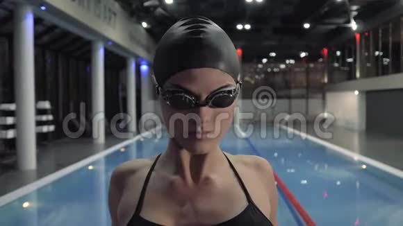 女游泳运动员一开始就在游泳池里潜水游泳者在深水池中跳跃视频的预览图