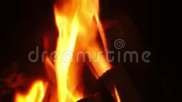 在冬天的时候在家里烧木头和家人一起度过浪漫的夜晚近距离拍摄4K视频的预览图
