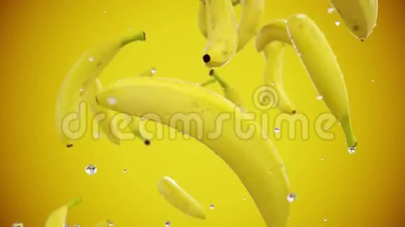 新鲜香蕉随着水滴落下慢动作逼真的动画与通道分离视频的预览图