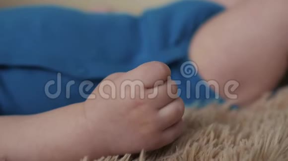 可爱的小手和双腿贴在床上视频的预览图