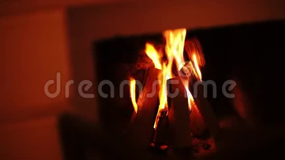 在冬天的时候在家里烧木头和家人一起度过浪漫的夜晚近距离拍摄4K视频的预览图
