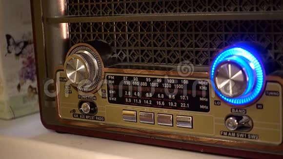 调整复古收音机的音量旋钮视频的预览图