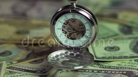 观和金钱特写命运的钟摆时间对财政的重要性视频的预览图