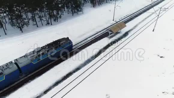 空中无人机镜头在冬季森林里的火车后面视频的预览图