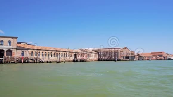 从运河上可以看到村野岛建筑到威尼斯旅游观光视频的预览图