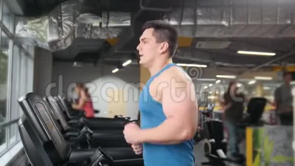 健身者在健身房的跑步机上跑步滑块视频的预览图
