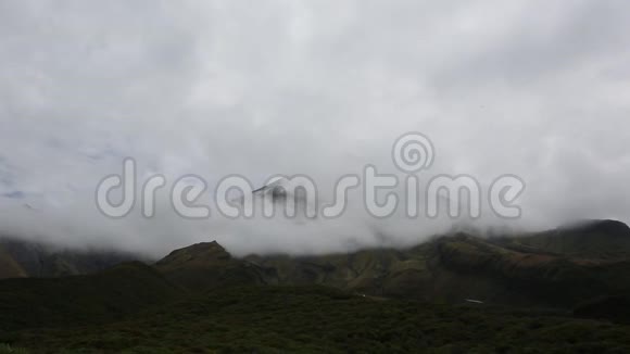 藏在云层里的塔拉纳基火山视频的预览图
