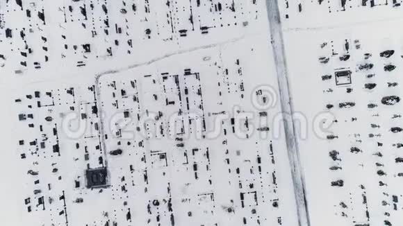 空中无人机镜头冬天飞过墓地顶部视图视频的预览图