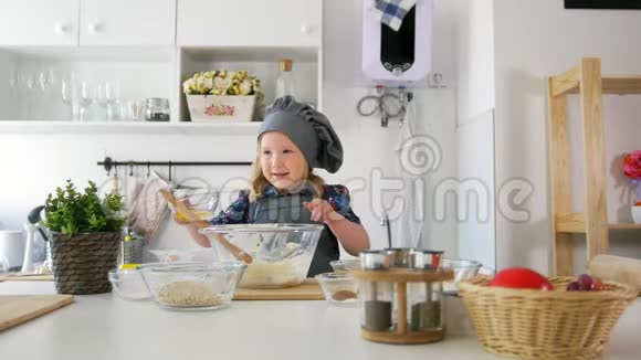 小女孩面包师把黄油放进糕点面团里做饼干视频的预览图