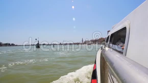 汽艇沿大运河行驶游客观光威尼斯视频的预览图