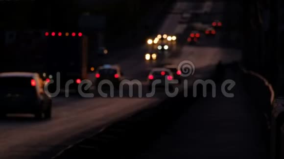 汽车和小轨道在高速公路上横冲直撞散焦视频的预览图
