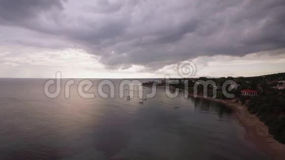 沿海度假胜地海灰云天上空中希腊特里科佛海滩视频的预览图