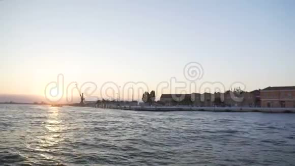 威尼斯大运河畔的许多房子太阳下山从水中俯瞰视频的预览图