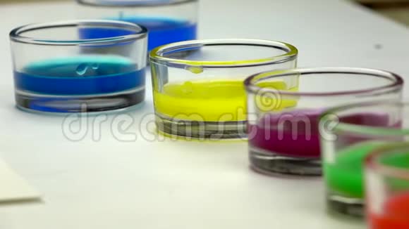 慢镜头在一杯水中混合的水彩特写镜头视频的预览图