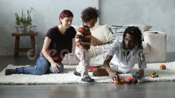 快乐的跨种族家庭玩汽车玩具视频的预览图