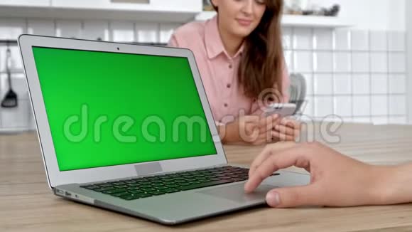 年轻夫妇一起使用笔记本电脑在家吃早餐男人和女人在社交网络上交流搜索视频的预览图