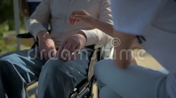 温柔的女人手里握着一个有轮子的男人视频的预览图