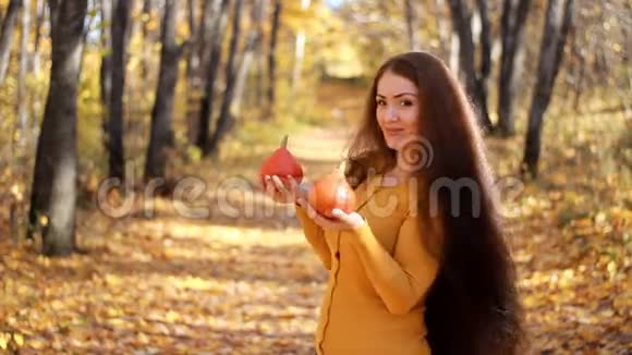 在森林里一个秋天的晴天长发美女手捧南瓜视频的预览图
