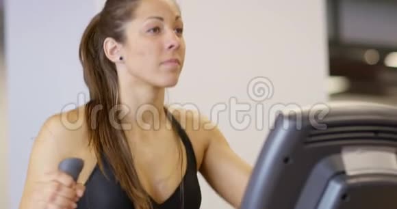 健身馆椭圆健身机健康女性训练视频的预览图