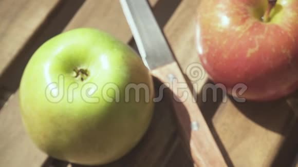 照相机在苹果和果汁上移动视频的预览图
