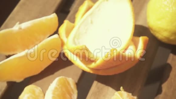 照相机在桌子上的去皮橘子上移动使其缓慢运动视频的预览图