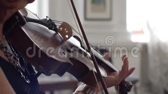 手持小提琴演奏音乐会特写的女人的手视频的预览图