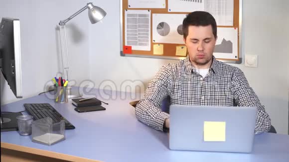 办公室工作人员正忙着用互联网在笔记本电脑上输入文字视频的预览图