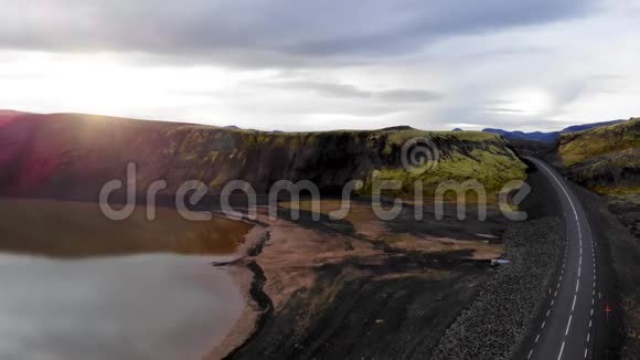 路和湖的俯视图太阳的光线射向透镜冰岛航空摄影视频的预览图